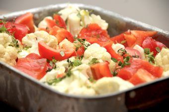 billederesultat for blomkål og peberfrugt bages i et fad, og det tager blot 25 minutter. Blomkål og peberfrugt overhældes med lidt olivenolie, og er lækkert tilbehør til retter med kød. Foto: Madensverden.dk.