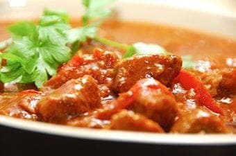 billede med gullasch med kartoffelmos