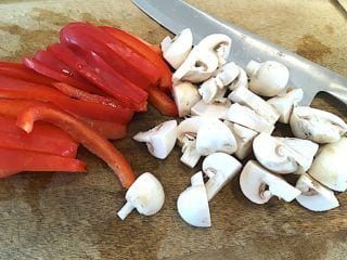 billede med peberfrugt og champignon til gullasch
