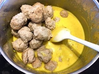 kødboller kommes i karrysovsen til boller i karry