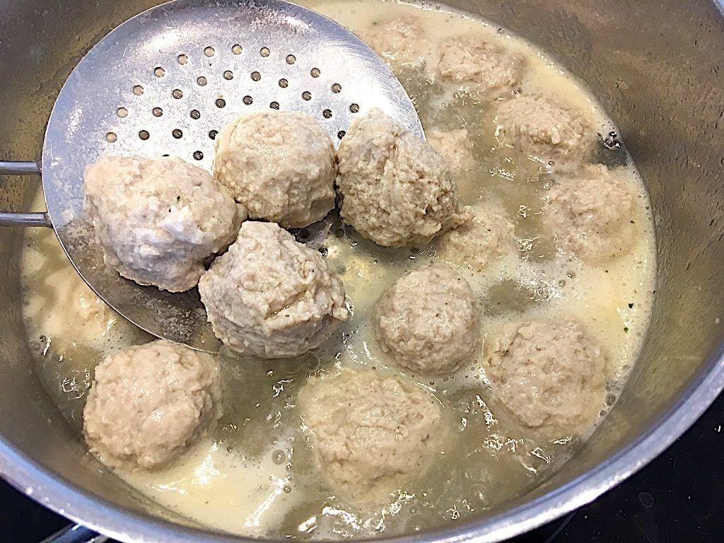 kødboller til boller i karry koges i 10 minutter