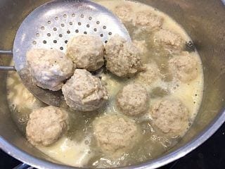 kødboller til boller i karry koges i 10 minutter