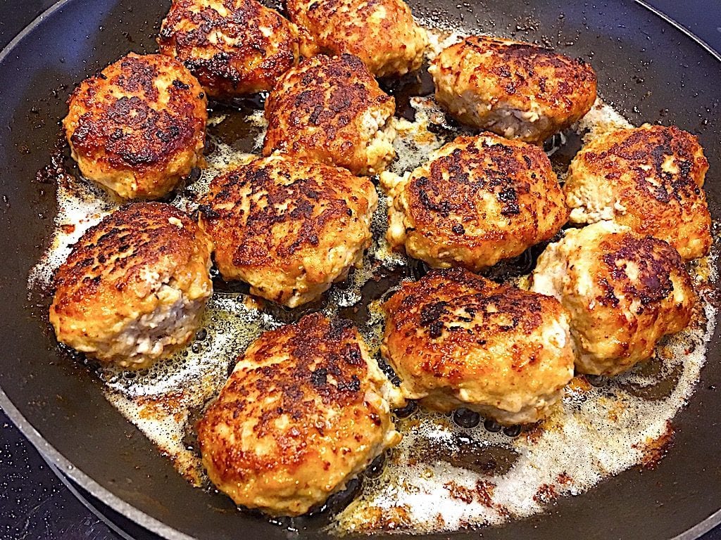 billede med frikadeller på pande