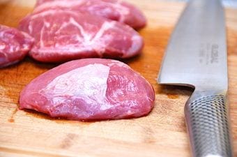 billede med langtidsstegte svinekæber på skærebræt