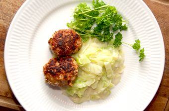 Frikadeller med stuvet hvidkål er en klassisk dansk ret, der kan spises hele året rundt. Frikadellerne laves af en blanding af hakket kalv og svin, mens hvidkålen koges før den stuvet i en hvid sovs. Foto: Madensverden.dk.