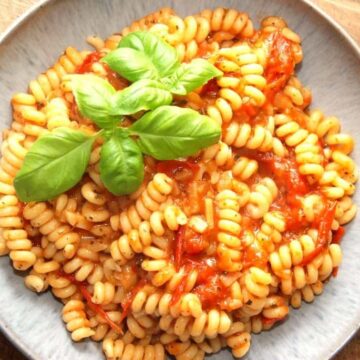 En klassisk og meget simpel tomatsauce med masser af smag. Der anvendes friske tomater, og du behøver ikke at flå dem først. Tomatsaucen koges ti minutter, og derefter vendes pasta i. Her er der anvendt pastaskruer. Foto: Madensverden.dk.