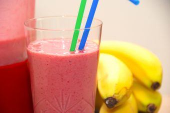 Banansmoothie er hurtig at lave, og her er den blendet med frosne hindbær og jordbær. Der er tilsat mælk, og derefter er den klar til servering. Foto: Madensverden.dk.