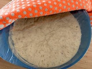 billede med dej til ciabattabrød