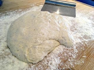 dej til ciabattabrød på meldrysset bord