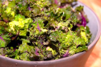 Flowersprouts ser ikke alene lækre ud, de smager også virkelig godt. Og især hvis du er glad for kål, for de dejlige flowersprouts er en blanding af grønkål og rosenkål. De kan både koges, steges og spises rå i salater. Foto: Madensverden.dk.