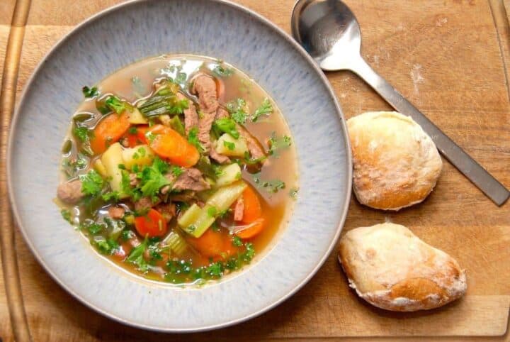 En lækker italiensk suppe, der tager cirka en halv time at lave. Suppen koges med kalvekød og friske grøntsager, herunder gulerødder og bladselleri. Det er en nem suppe, der både egner sig som forret og hovedret. Foto: Madensverden.dk.