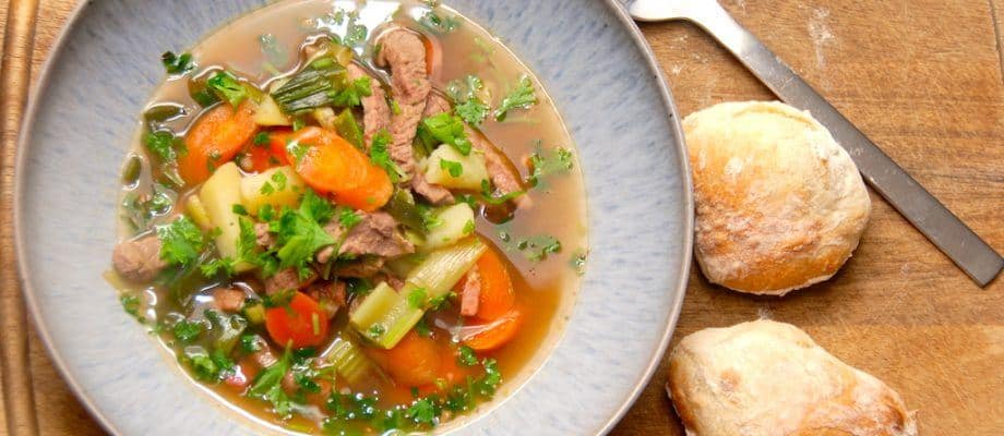En lækker italiensk suppe, der tager cirka en halv time at lave. Suppen koges med kalvekød og friske grøntsager, herunder gulerødder og bladselleri. Det er en nem suppe, der både egner sig som forret og hovedret. Foto: Madensverden.dk.