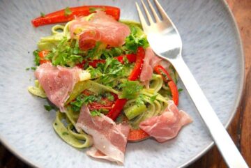 Billede af spinatpasta med peberfrugter.