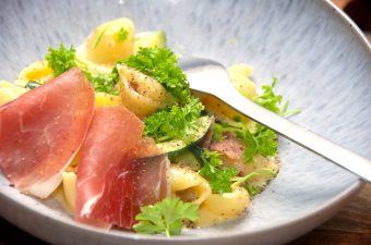 En meget lækker og nem pasta carbonara, der kan laves med stort set alle typer pasta. Pastaen vendes med æg og fløde, og den er også tilberedt med squash og løg. Foto: Madensverden.dk.
