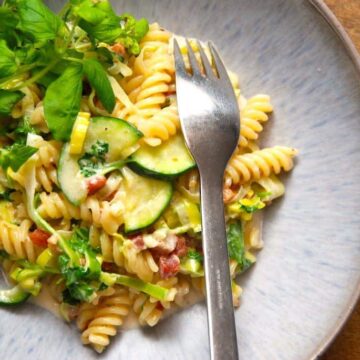 Squashsauce med pasta er en virkelig dejlig, som samtidig er både nem, hurtig og billig at lave. Derfor er den god altid at have i samlingen over gode opskrifter. Foto: Madensverden.dk.