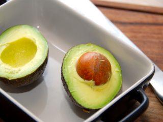 Du kan meget nemt lave en virkelig lækker avocadosalat med mango, og den smager altså fantastisk godt. Avocadosalaten laves med avocado og mango i tern, som vendes med blandt andet lidt citronsaft. Foto: Madensverden.dk.