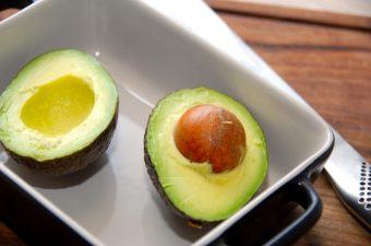 Du kan meget nemt lave en virkelig lækker avocadosalat med mango, og den smager altså fantastisk godt. Avocadosalaten laves med avocado og mango i tern, som vendes med blandt andet lidt citronsaft. Foto: Madensverden.dk.
