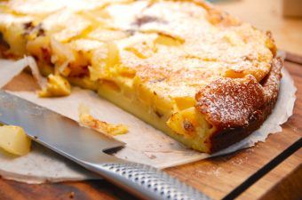 Clafoutis er en fransk dessertkage, der kan fyldes med blandt andet pære og chokolade. den normale udgave er med kirsebær, men fyldet kan med fordel varieres. Foto: Madensverden.dk.
