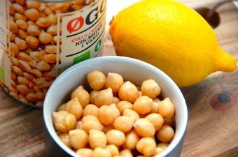 Hummus er meget nem at lave selv, og det er en klassisk ret fra Mellemøsten. den indeholder blandt andet kikærter og citron, men også andre spændende ingredienser. Foto: Madensverden.dk.