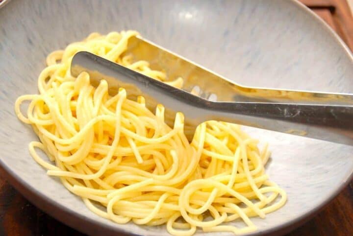 Spaghetti er en aldeles populær ret i de fleste danske hjem, og de fleste koger nok spaghettien uden at tænke så meget over hvordan de gør. Udover at den bare skal i kogende vand. Men der er god etips og tricks til et endnu bedre resultat, blandt andet skal du ikke tilsætte olie når du koger spaghetti, for det gør faktisk mere skade end gavn. Foto: Madensverden.dk.