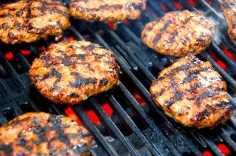 De saftige burgerbøffer kan både grilles ved direkte varme, eller steges på en varm pande. I videoen kan du se hvordan du laver kødet til burgerbøfferne, og hvordan du former en god burgerbøf. Foto: Madensverden.dk.