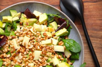 Dette er en skøn salat med avocado, der både er sund og flot at stille på bordet. Udover avocado indeholder salaten blandt andet også æbler, ristede pinjekerner og en grøn salatblanding. Dressingen består blot af olivenolie og citronsaft. Foto: Madensverden.dk.