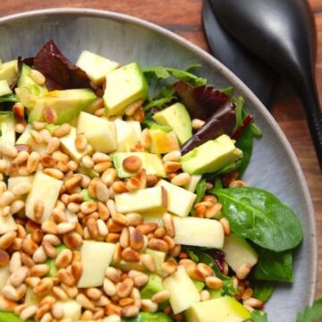 Dette er en skøn salat med avocado, der både er sund og flot at stille på bordet. Udover avocado indeholder salaten blandt andet også æbler, ristede pinjekerner og en grøn salatblanding. Dressingen består blot af olivenolie og citronsaft. Foto: Madensverden.dk.