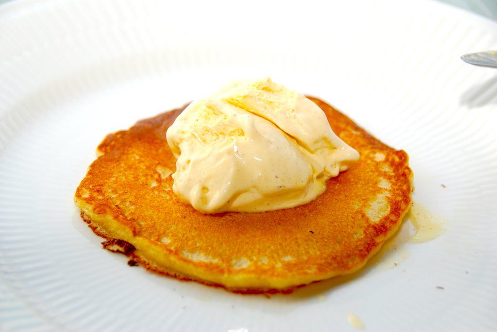 Server de amerikanske pandekager med en klat is og eventuelt friske bær. Det er en nem og lækker dessert. Foto: Madensverden.dk.