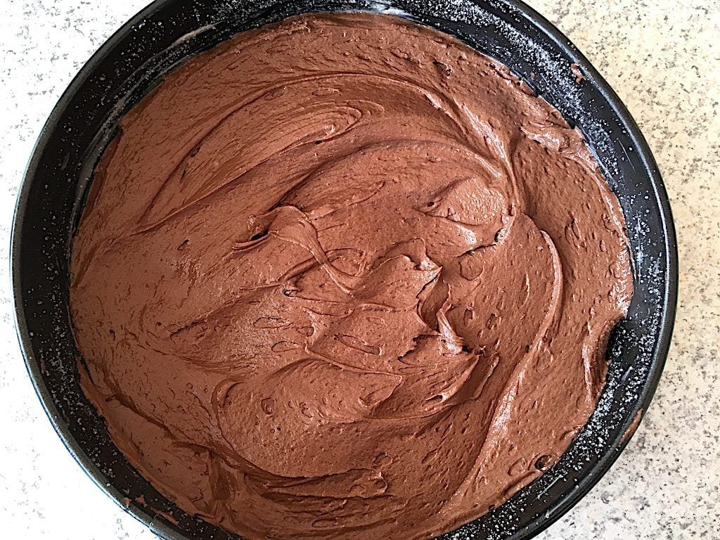billede med chokoladekage dej i springform