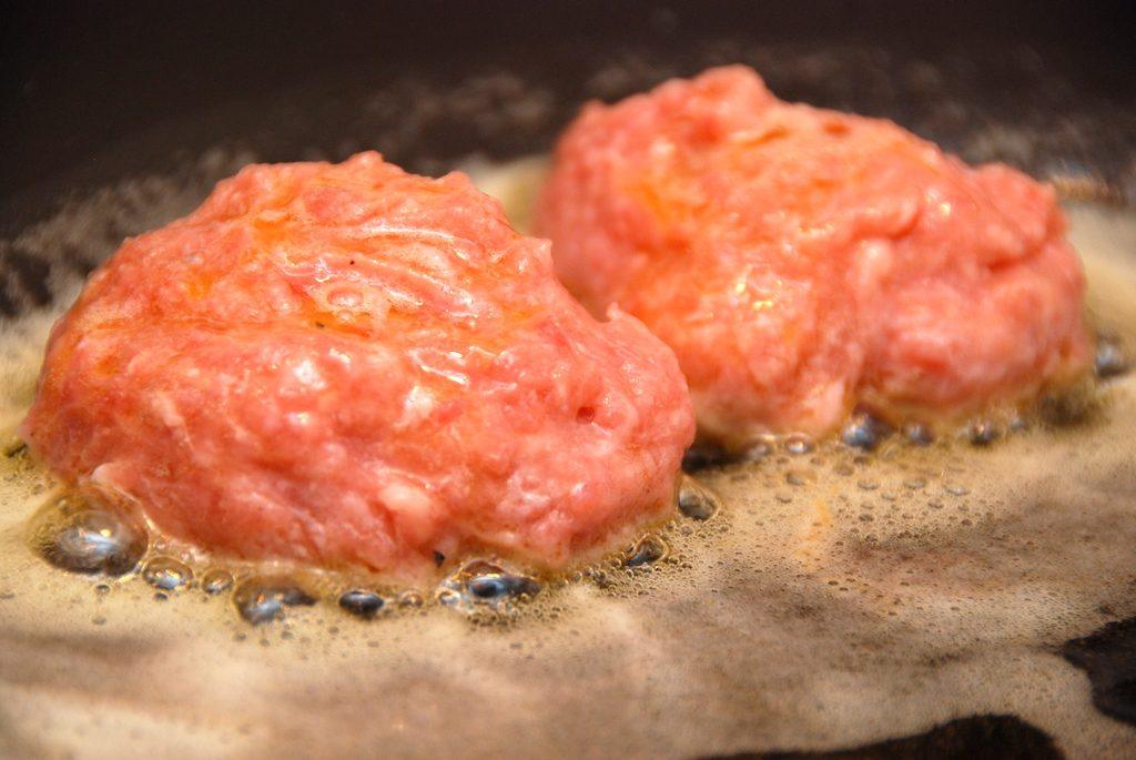 Frikadeller steges i en blanding af smør og olie. Det er vigtigt at panden er godt varm, for ellers vil frikadellerne koge mere end stege, og du får ikke den rigtige stegeskorpe. Overøs også frikadellerne med fedtstof undervejs. Foto: Madensverden.dk.