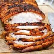 grillet flæskesteg i gasgrill med sprød svær