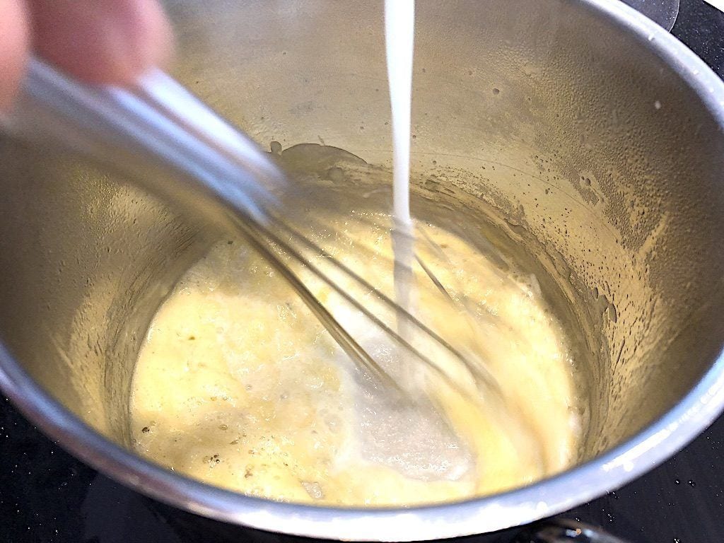 mælk piskes ind i persillesovsen