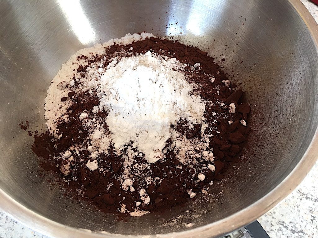 mel og kakao til chokoladekage