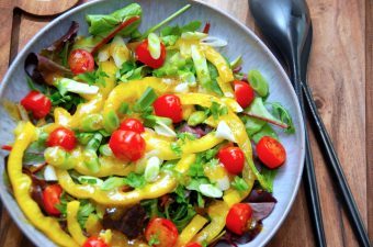 Salat med peberfrugt er her lavet med gul peberfrugt. fordi jeg synes den er så flot i salatskålen. Derudover kommes lidt forårsløg og tomater i, og der drysses med lidt finthakket persille. Pebefrugtsalaten toppes med den skønne vinaigrette, der lynhurtigt røres sammen. Foto: Madensverden.dk.