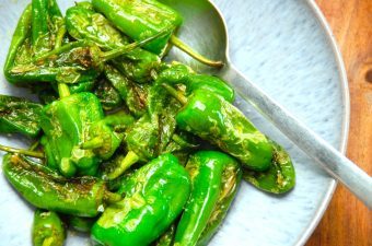De stegte tapas peber er lækre blot som de, men de kan også anvendes som tilbehør til blandt andet kylling. De går også under navnet pimientos de padrón, og steges i lidt olivenolie. Foto: Madensverden.dk.