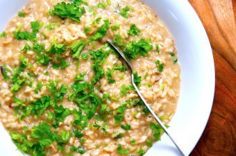 En lækker svamperisotto, der er lavet med tørrede Karl Johan svampe. Svamperisottoen kan spises som den er, eller anvendes som tilbehør til blandt andet kylling eller en culottesteg. Foto: Madensverden.dk.