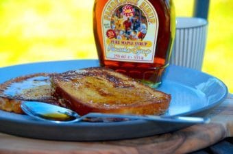 Arme riddere eller french toast - kært barn har som sagt mange navne. De arme riddere er en nem og dejlig dessert, som du kan lave af daggammelt brød eller toastbrød, der steges på panden. Serveres gerne med en god sirup til. Foto: Madensverden.dk.
