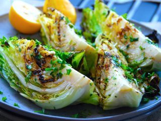 billede med grillet spidskål med smeltet persillesmør