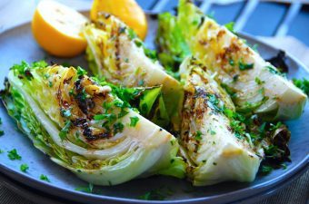 billede med grillet spidskål med smeltet persillesmør