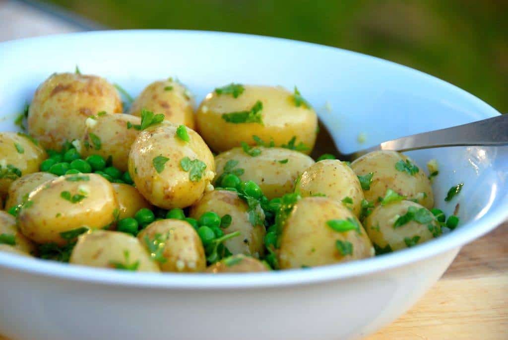 Den kolde kartoffelsalat smager bedst med nye kartofler, men kan laves året rundt med de almindelige små og nemme kartofler. Foto: Madensverden.dk.