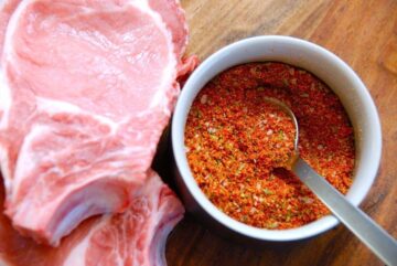 Min nemme og lækre krydderiblanding til grillet kød. Krydderiblandingen indeholder blandt andet paprika og løgpulver, og den er fremragende til eksempelvis koteletter. Foto: Madensverden.dk.