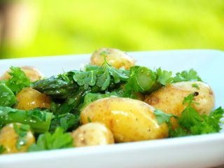 billede med nem kartoffelsalat med asparges