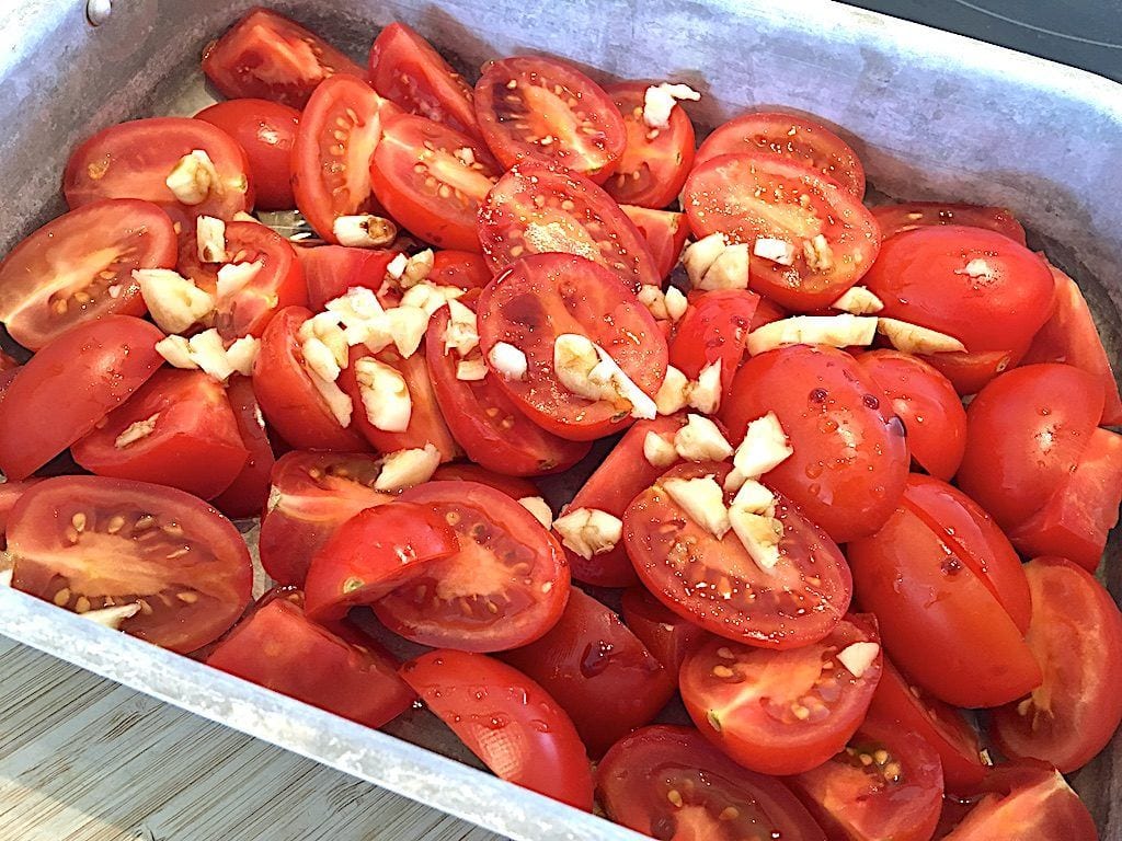 billede med tomater og hvidløg til en cremet tomatsuppe