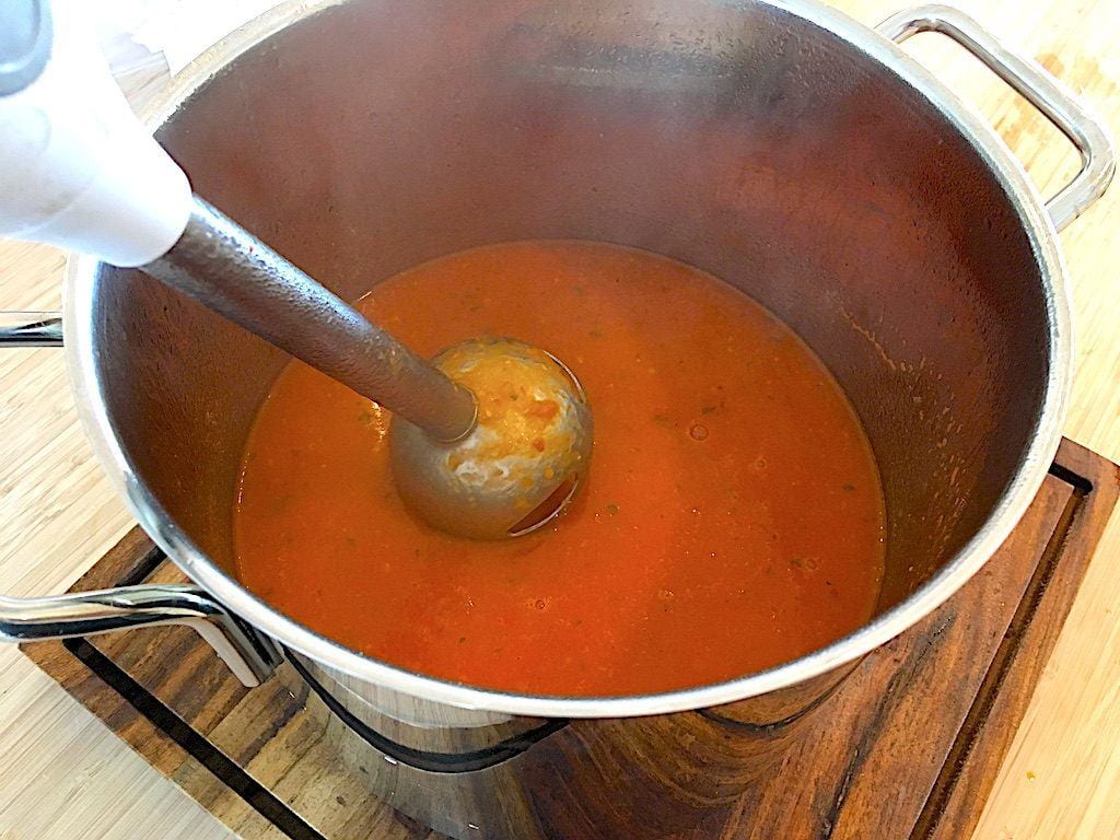 cremet tomatsuppe blendes med en stavblender