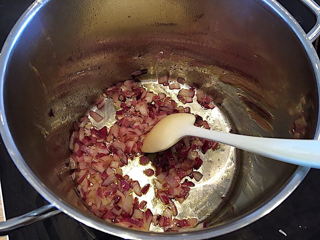 løg till cremet tomatsuppe svitses