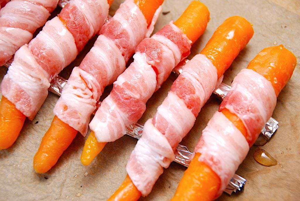 Billede med gulerødder omvilket med bacon