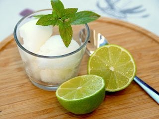 Billede med hjemmelavet hyldeblomst sorbet is