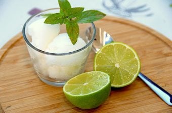 Billede med hjemmelavet hyldeblomst sorbet is