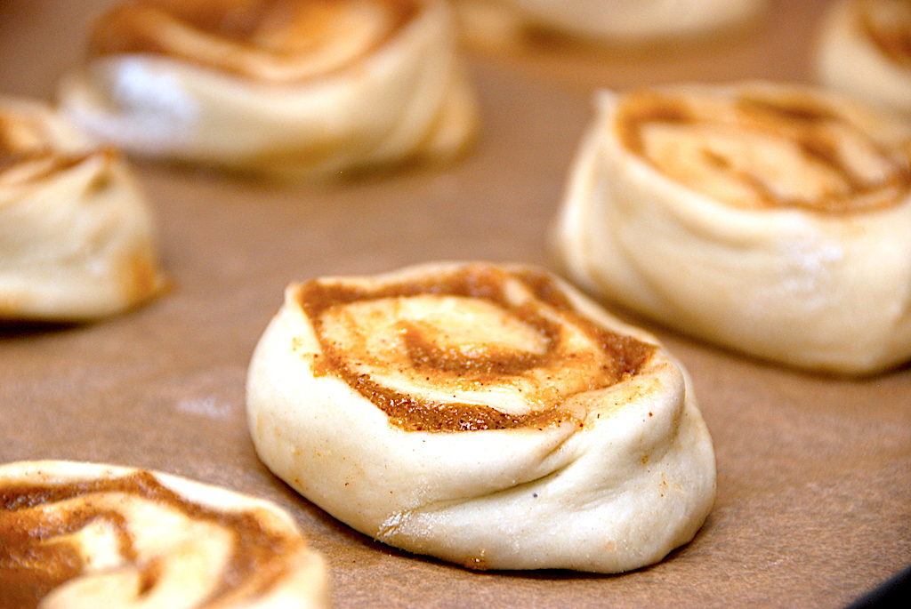 billede med kanelsnegle på bageplade
