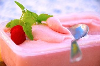 billede med nem og hjemmelavet hindbærsorbet